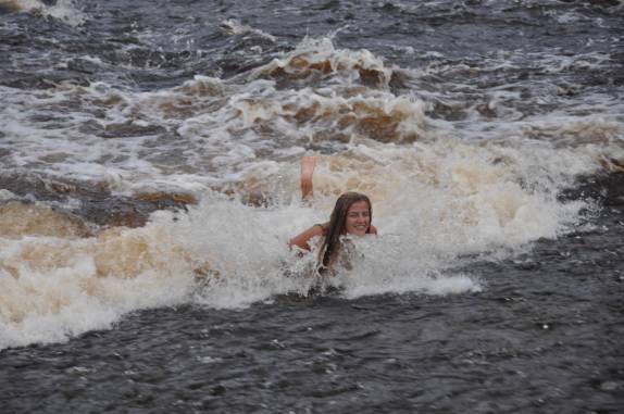 Divertindo-se nas corredeiras do rio Urubuí, em Presidente Figueiredo - AM